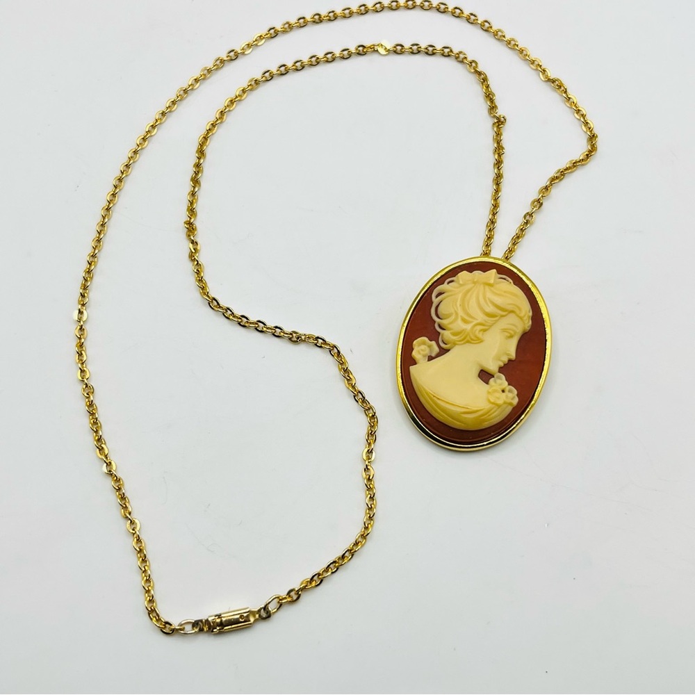 Vintage Trifari Gold tone Cameo brooch pendant Necklace on Germany chain 24”